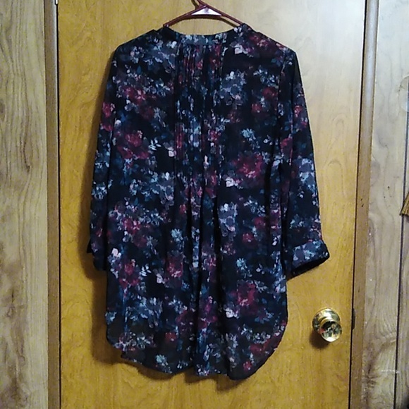 American Rag ruffles & lace top - Picture 2 of 6